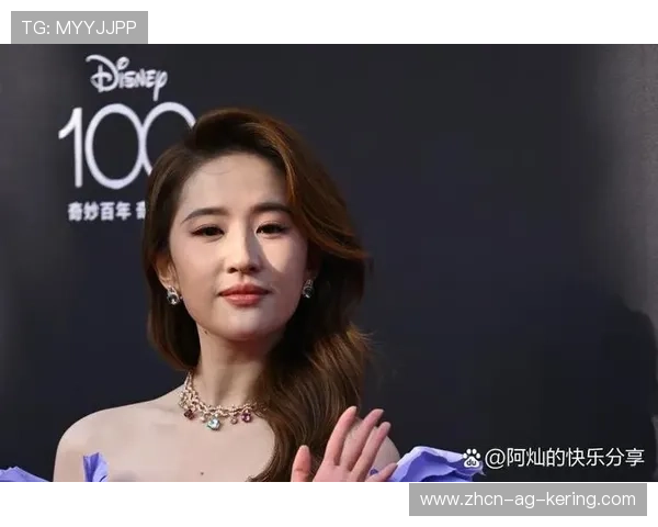 F1冠军争夺激烈，诺里斯和刘亦菲同台亮相